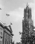 855216 Gezicht op de voorgevel van het Stadhuis (Stadhuisbrug 1) en de Domtoren te Utrecht, waar de vlaggen van Utrecht ...